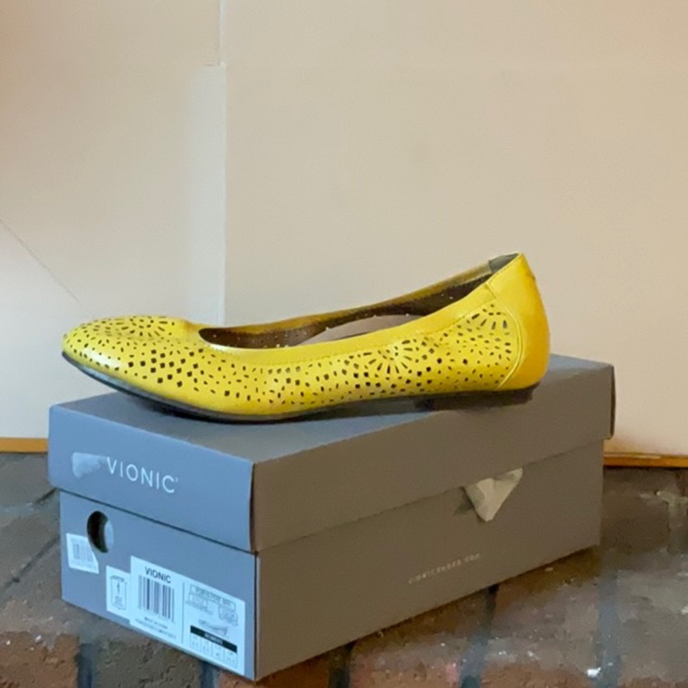 NEW Vionic Robyn Buttercup Perforated Flats Size 8.5